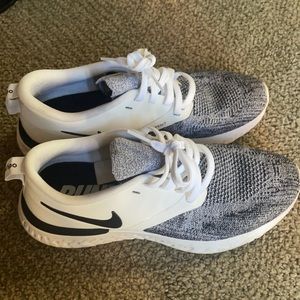 Nike Flyknit Tennis Shoes